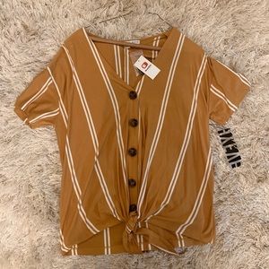 buckle/ brown and white striped t